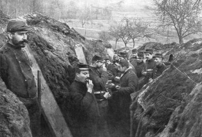 Francouzští vojáci v zákopech jedí své příděly, Francie, 1915 od Unbekannt