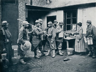 Francouzští vojáci vracející se ze zákopů se zastavili na občerstvení, c1914 od Unbekannt