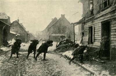 Francouzské jednotky překračující vesnickou ulici pod německou palbou, první světová válka, 1914-1915, c1920. od Unbekannt