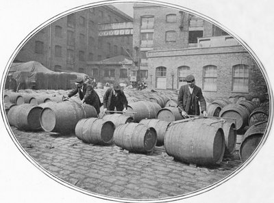 Měření sudů na víno v londýnských docích, c1900 1901 od Unbekannt