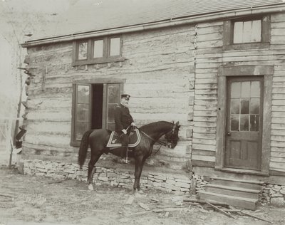 Generál Frederick Dent Grant na koni před kabinou (Hardscrabble) postavenou jeho otcem Ulysses S. Grantem od Unbekannt
