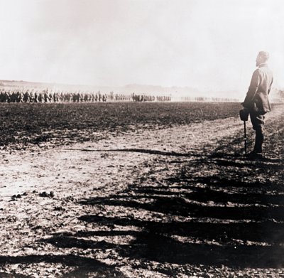 Generál Henri Gouraud zaměřující se na pole vojsk, c1914-c1918. od Unbekannt