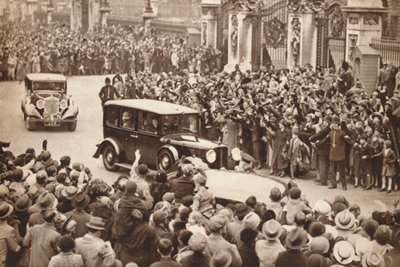 George VI a královna Alžběta odjíždějí z Buckinghamského paláce na dovolenou do Windsoru, 1937 od Unbekannt