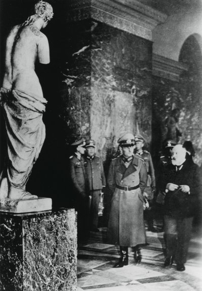 Německý polní maršál von Rundstedt při návštěvě Louvru, okupované Paříži, říjen 1940 od Unbekannt