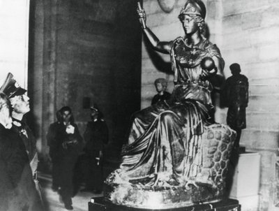 Německý polní maršál von Rundstedt při návštěvě Louvru, okupované Paříži, říjen 1940 od Unbekannt