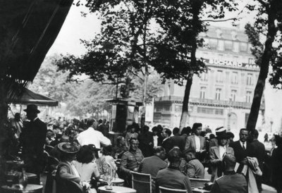 Němečtí armádní důstojníci odpočívající před Cafe de la Paix, Paříž, červen 1940 od Unbekannt
