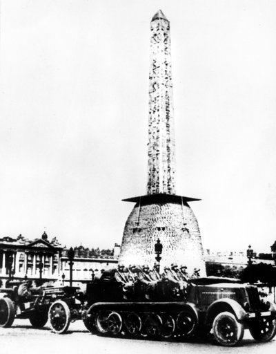 Německé dělostřelectvo projíždělo Place de la Concorde, Paříž, 1940 od Unbekannt
