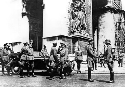 Němečtí důstojníci u Arc de Triomphe během vítězné přehlídky, Paříž, červen 1940 od Unbekannt