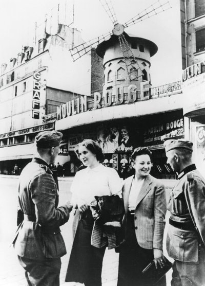 Němečtí vojáci si povídají s Francouzkami před Moulin Rouge, okupovaná Paříž, červen 1940 od Unbekannt