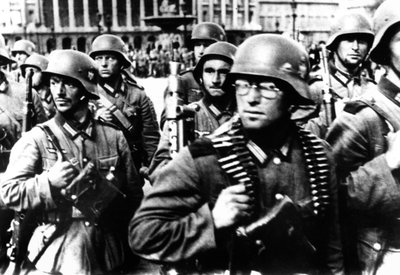 Němečtí vojáci pochodující v Paříži, 14. června 1940 od Unbekannt