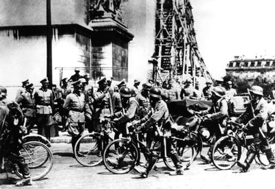 Němečtí vojáci pochodující kolem Arc de Triomphe, Paříž, 14. června 1940 od Unbekannt