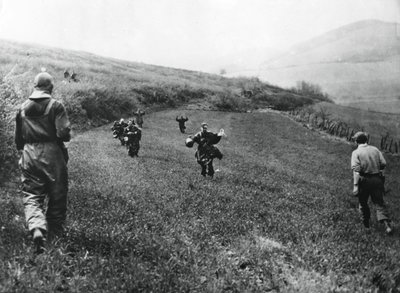 Německé jednotky se vzdávají vojákům americké 1. armády, poblíž Elsbornu, Německo, duben 1945 od Unbekannt