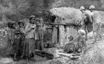 Dívky a britští vojáci, kopce Chakrata, Indie, 1917 od Unbekannt