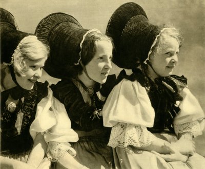Dívky v tradičním kroji, Vorarlbersko, Rakousko, c1935. od Unbekannt