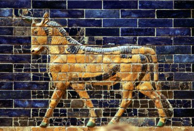 Reliéf býka z glazovaných cihel na Posvátné cestě vedoucí k Ištařině bráně, Babylon, c580 př.n.l. od Unbekannt