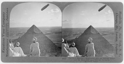 Graf Zeppelin nad pyramidami v Gíze, kolem roku 1930 (stereograf) od Unbekannt