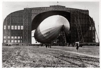 Graf Zeppelin připojený k mobilnímu kotevnímu stožáru, Lakehurst, New Jersey, USA, 1930, 1933 od Unbekannt