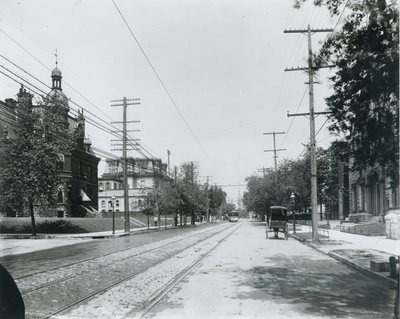 Grand Avenue severně od Washington Avenue. Třetí baptistická církev vpravo. Univerzitní klub vlevo, dříve sídlo George W. Allena. od Unbekannt