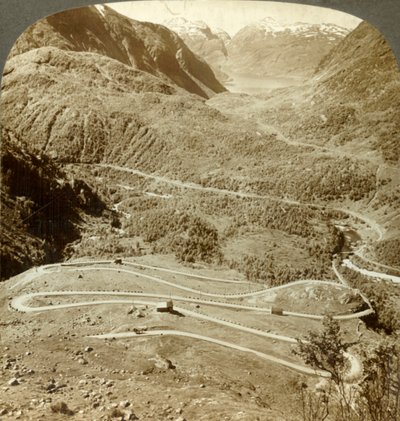 Velké klikaté smyčky silnice klesající z průsmyku Dyreskard – na západ k jezeru Roldal, Norsko, c1905. od Unbekannt