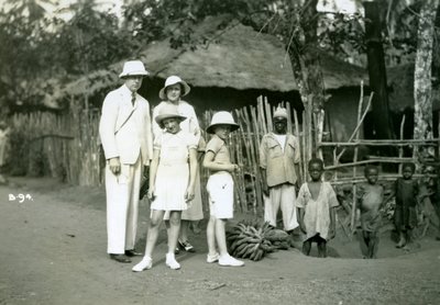 Skupinový portrét Evropanů a místních obyvatel, Sierra Leone, 20. století od Unbekannt
