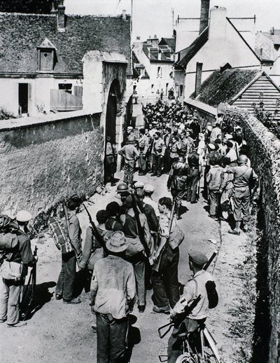 Skupiny bojovníků francouzského odporu čekají na distribuci zbraní v domě, červenec 1944 (č/b foto) od Unbekannt