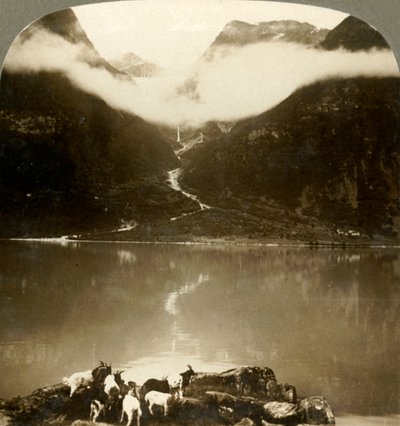 Ledovec Grytereids třpytící se nad unášenými mraky přes klidné jezero Olden, Norsko, c1905. od Unbekannt