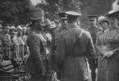 H.M. King George V Talking to Sir Walter Lawrence a Mir Dast, V.C., 25. srpna 1915, 1939 od Unbekannt