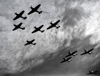 Hawker Hurricanes letící ve formaci, bitva o Británii, druhá světová válka, 1940 od Unbekannt