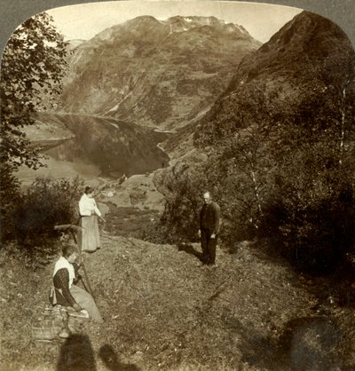Seno na horském poli vysoko nad vesnicí Marok a zrcadlově čistým Geirangerfjordem, Norsko, c1905 od Unbekannt