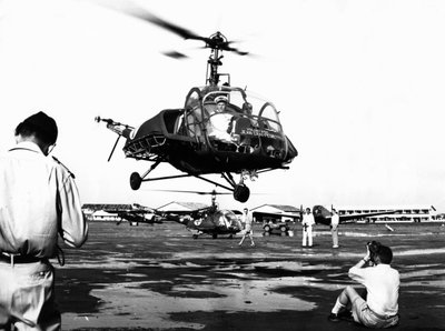 Přistání vrtulníku na letecké základně Tan Son Nhut, Saigon, Vietnam, 1953 od Unbekannt