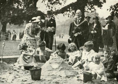 Její Veličenstvo ..., na Novém hřišti na místě Staré Foundling Hospital, 1936, 1937. od Unbekannt