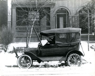 Hermann von Schrenk ve Fordu 1916 před svým domem na 4139 McPherson, St. Louis, Mo od Unbekannt