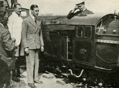 Jeho Veličenstvo Inspecting The Miniature Railway v New Romney, Kent, 1926, 1937. od Unbekannt