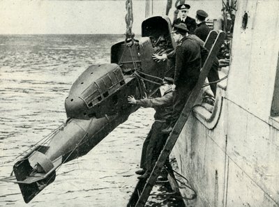 Zvednutí torpéda s posádkou Chariot na palubu lodi, druhá světová válka, 1945. od Unbekannt