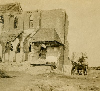 Koně pasoucí se poblíž zničeného kostela, Frise, severní Francie, c1914-c1918 od Unbekannt