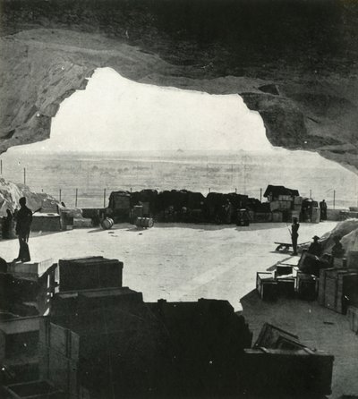 V jeskyních byly v letech 1942-1943, 1945, vyrobeny obrovské obchody a opravny odolné proti bombám. od Unbekannt