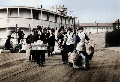 Imigranti do USA přistávající na Ellis Island, New York, c1900 od Unbekannt