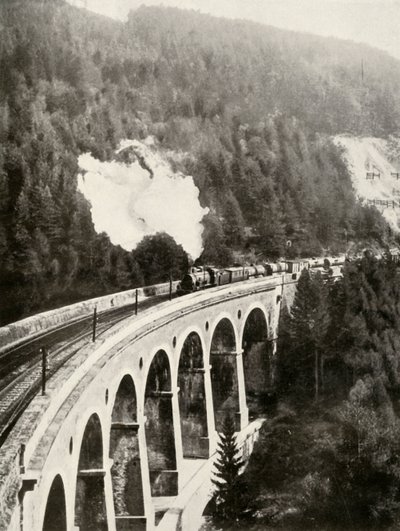 V údolí Semmering v Rakousku. Dobrý vlak projíždějící zakřiveným Gamperlským viaduktem, 1935-36. od Unbekannt