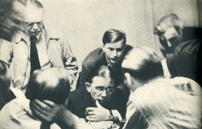 Uvnitř německého internačního tábora. Američané poslouchají Londýn., 1942. od Unbekannt
