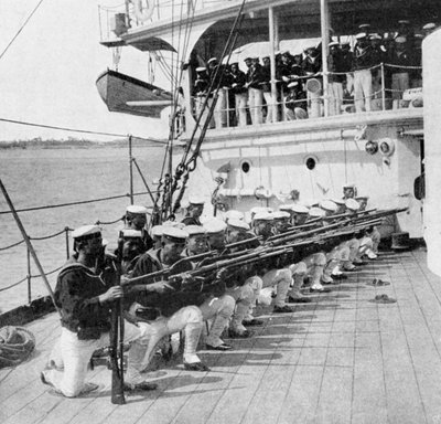 Japonští mariňáci vrtají na palubě válečné lodi Mikasa, rusko-japonská válka, 1904-5 od Unbekannt