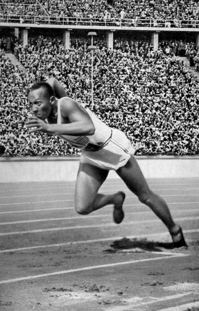 Jesse Owens na startu běhu na 200 metrů na olympijských hrách v Berlíně v roce 1936 od Unbekannt