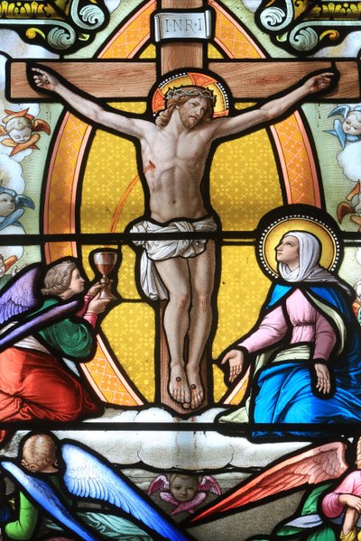 Ježíš Kristus na kříži. Vitráž. Svatyně Panny Marie z la Salette, La Salette-Fallavaux, Francie od Unbekannt