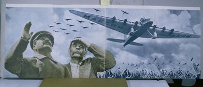Joseph Stalin (1879-1953) & Maxim Gorkij (1868-1936) pozorují letadlo nesoucí jméno spisovatele, ilustrace z 