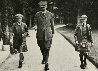 Král Jiří VI. a bývalý král Edward VIII. s panem Hanselem, jejich učitelem, 1911, 1937. od Unbekannt