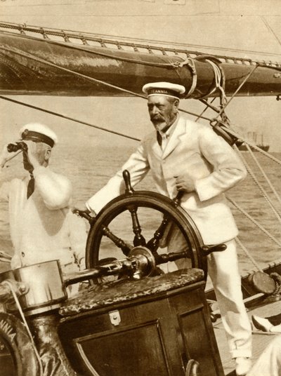 Král George V. za volantem své jachty, Britannia, během týdne Cowes Regatta, 1924, 1935. od Unbekannt