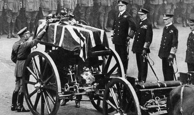 Král Jiří V. klade věnec na rakev neznámého vojáka, Whitehall, Londýn, 30. léta 20. století od Unbekannt