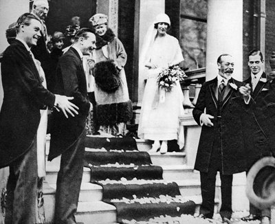 Král George V. přeje princezně Maud, když odjíždí na líbánky v roce 1923 od Unbekannt