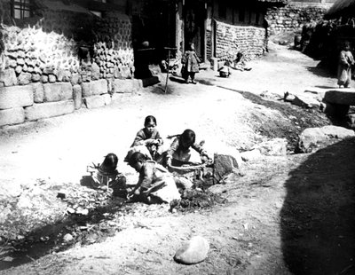 Korejské děti na ulici, Nam San, Korea, 1900 od Unbekannt