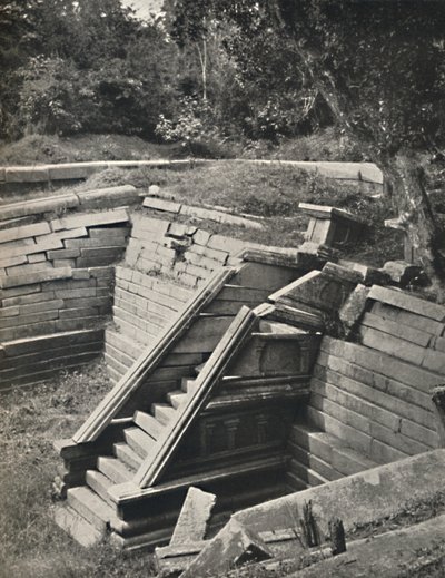 Kuttam Pokuna Die zwei Badeteich Anuradhapura, 1926 od Unbekannt