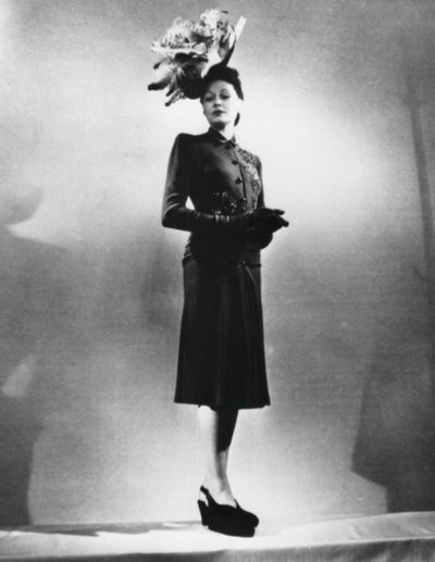 La femme chic, outfit od francouzského módního návrháře Jacquese Fatha, Paříž, leden 1943 od Unbekannt